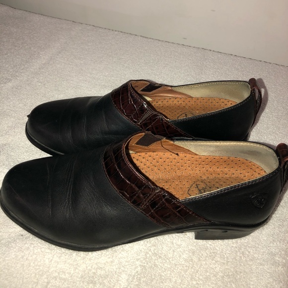 Ariat slip on shoes. With lovely accents - Picture 3 of 6